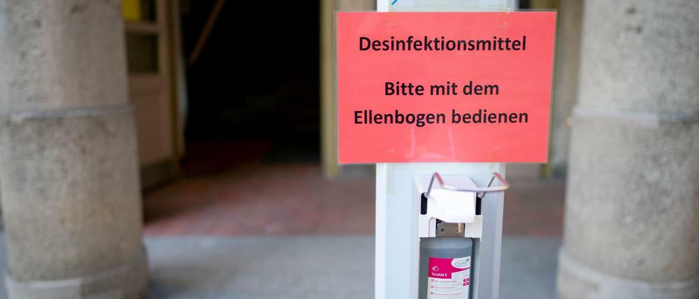 Spender für Desinfektionsmittel lassen sich momentan überall finden. (Symbolbild)