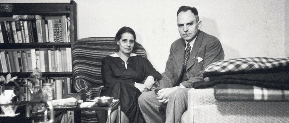 Physikerin Lise Meitner (li.) am Abend vor ihrer Flucht ins Exil im Juni 1938, neben ihr ihr Kollege Otto Hahn.