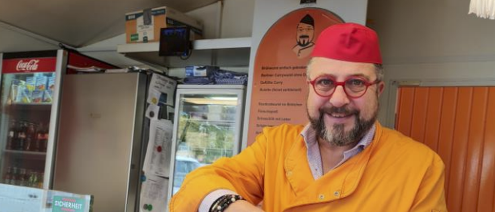 Andreas Kämpf alias „Curry Paule“ betreibt zwei Imbissbuden in Berlin-Neukölln. Nun sucht er einen neuen Standort für die dritte Filiale.