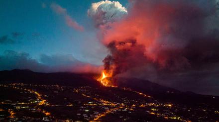 Rauch steigt aus einem Vulkan auf der Kanareninsel La Palma. (Archivbild, 30.11.2021)