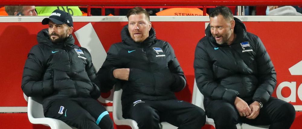 Und tschüss. Cheftrainer Pal Dardai und seine Assistenten Andreas 'Zecke' Neuendorf sowie Admir Hamzagić (von rechts nach links) wurden von ihren Aufgaben bei Herthas Profis entbunden.