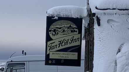 Der im nordenglischen Nationalpark Yorkshire Dales gelegene Pub „Tan Hill Inn“ ist seit drei Tagen eingeschneit.