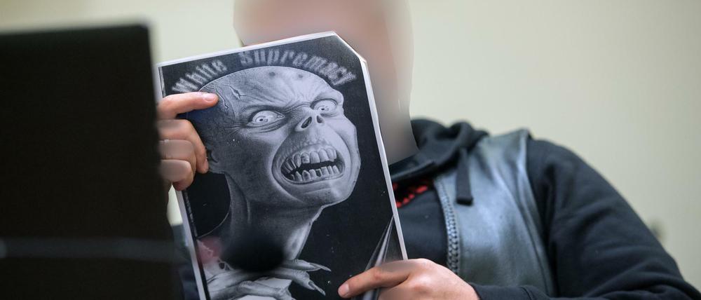 Lust an der Provokation. Der Angeklagte André E. hält im September 2014 Fotografen im NSU-Prozess ein Horrorbild entgegen. Der Bundesgerichtshof befasst sich nun mit der Revision des Neonazis