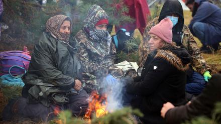 Nach offiziellen Angaben aus Belarus hat Staatschef Lukaschenko viele Migranten in ihre Herkunftsländer zurückfliegen lassen. Tausende versuchen weiter, über die EU-Außengrenze nach Polen zu kommen. 