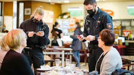 Wichtiger als Verkehrskontrollen. Polizisten prüfen in einem Lokal in Hannover, ob die Gäste einen gültigen Impfnachweis haben