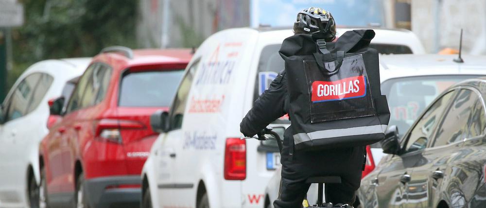 Ein Mitarbeiter des Lebensmittel-Lieferdienstes Gorillas. Im Winter sollen die Rider bessere Kleidung bekommen.