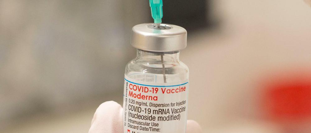 Ein Mitarbeiter des Gesundheitswesens füllt eine Spritze mit einer Dosis des Corona-Impfstoffs von Moderna für eine Auffrischimpfung.