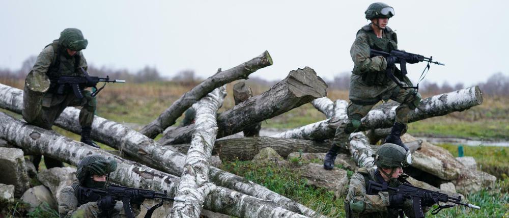 Russische Soldaten bei einem Militärmanöver nahe Kaliningrad am 24. November 2021.