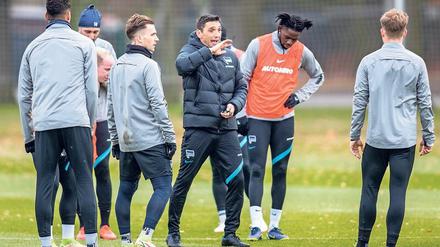 Der neue Impulsgeber. Tayfun Korkut hat am Dienstagnachmittag zum ersten Mal mit seiner neuen Mannschaft auf dem Trainingsplatz gestanden. Er soll Hertha BSC wieder in Schwung bringen.