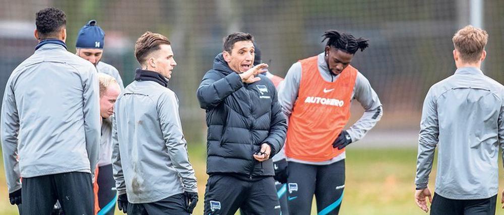 Der neue Impulsgeber. Tayfun Korkut hat am Dienstagnachmittag zum ersten Mal mit seiner neuen Mannschaft auf dem Trainingsplatz gestanden. Er soll Hertha BSC wieder in Schwung bringen.
