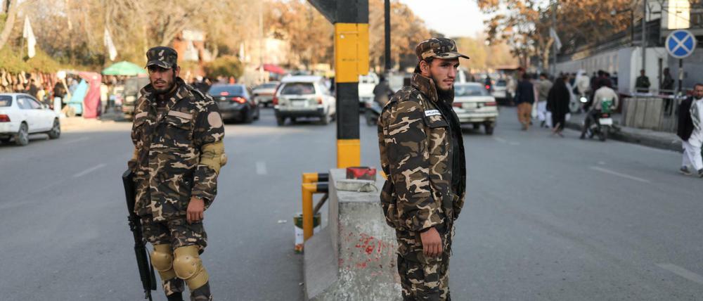 Taliban Kämpfer an einem Checkpoint in Kabul Ende November.