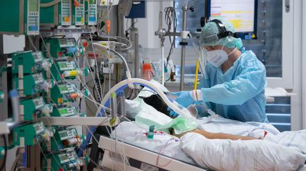 Bundesweit führt die Corona-Pandemie zu Überlastungen in Krankenhäusern. In Berlin mahnen Chefärzte zur Vorsicht.