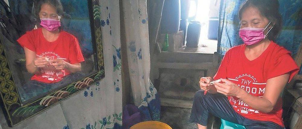 Ätzende Arbeit. Für einen ganzen Sack Knoblauch benötigt Marites Arendain (Bild oben) acht Stunden und erhält dafür lediglich 1,67 Dollar.