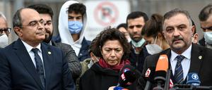 Die Ehefrau des inhaftierten Osman Kavala, die Soziologin Ayse Bugra, nach dem Urteil des Gerichts in Instanbul am Freitag. 