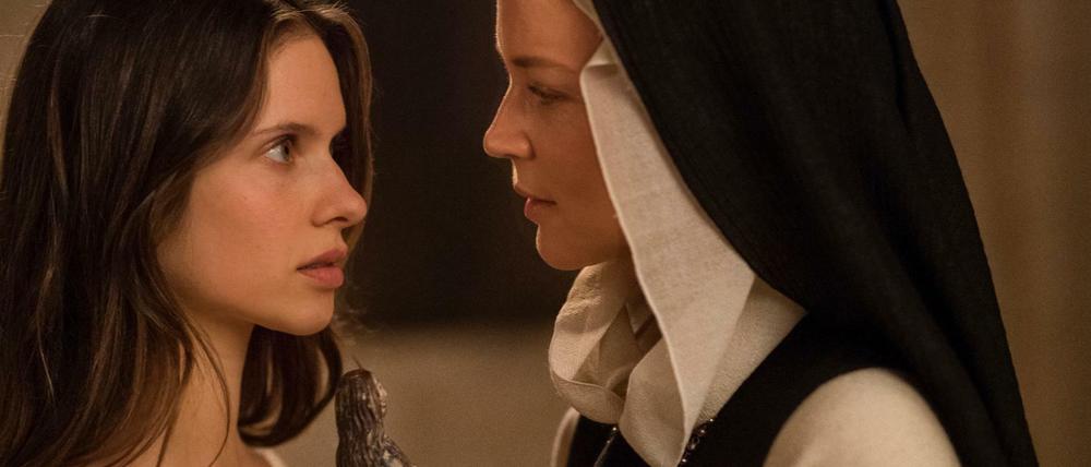 Novizin Bartolomea (Daphné Patakia) und Schwester Benedetta (Virginie Efira) kommen sich näher.