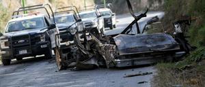 Die Kriminellen zündeten Fahrzeuge an als Ablenkungsmanöver.