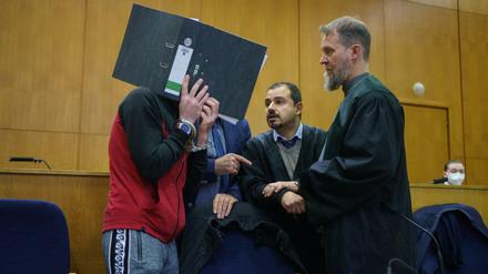 Die Bundesanwaltschaft warf dem angeklagten (l.) Völkermord, Verbrechen gegen die Menschlichkeit, Kriegsverbrechen, Menschenhandel und Mord vor.