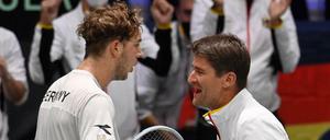 Jan-Lennard Struff (l.) leitete die Aufholjagd mit seinem Sieg gegen Cameron Norrie ein. Sehr zur Freude seines Teamchefs Michael Kohlmann.