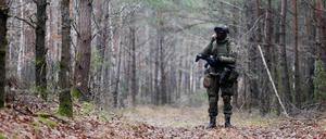 Ein polnischer Soldat kontrolliert das Grenzgebiet zu Belarus.