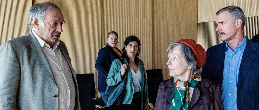 Wiedersehen nach über siebzig Jahren. Zvi Spielmann (Dov Glickmann, links) und Elisabeth Behrend (Monika Lennartz, rechts) streiten vor Gericht um die Eigentumsverhältnisse eines Mietshauses, in dem sie als Kinder einst zusammen spielten. 