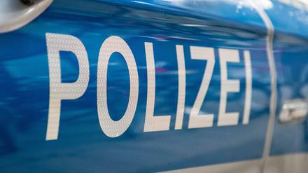 Schriftzug Polizei in Nahaufnahme (Symbolbild)