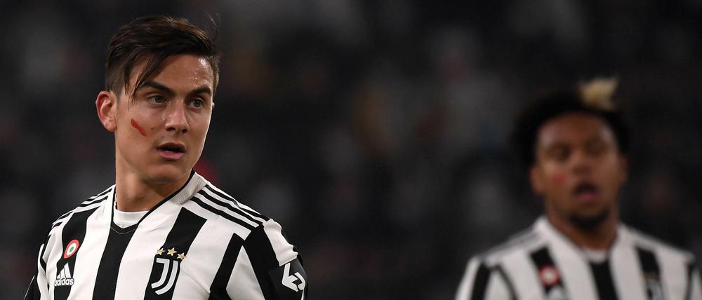 Mit roter Farbe im Gesicht machten Profifußballer wie Paulo Dybala von Juventus Turin auf Gewalt gegen Frauen aufmerksam.