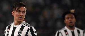 Mit roter Farbe im Gesicht machten Profifußballer wie Paulo Dybala von Juventus Turin auf Gewalt gegen Frauen aufmerksam.