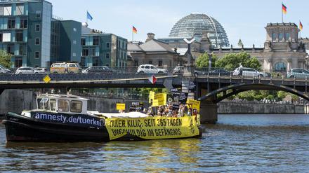 Demo zu Wasser. Amnesty International (AI) hat schon viele Aktionen in Berlin organisiert, wie hier am 6. Juni 2018. Da ging es mit Schiff und Plakaten durch Berlins Mitte – um auf den türkischenRechtsanwalt und vormaligen Leiter sowie Ehrenpräsident der AI-Sektion Türkei aufmerksam zu machen. Dieser sitzt wegen seiner Menschenrechtsarbeit in Haft. 