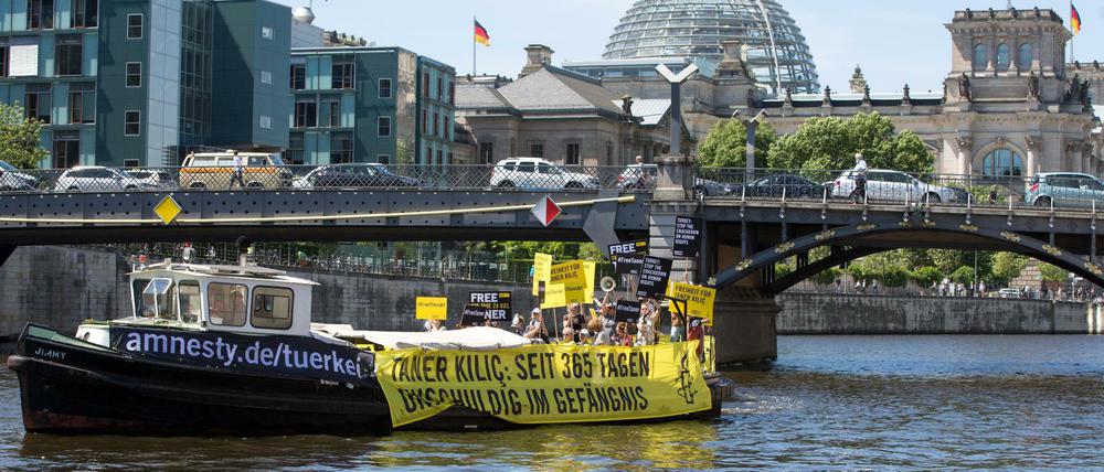Demo zu Wasser. Amnesty International (AI) hat schon viele Aktionen in Berlin organisiert, wie hier am 6. Juni 2018. Da ging es mit Schiff und Plakaten durch Berlins Mitte – um auf den türkischenRechtsanwalt und vormaligen Leiter sowie Ehrenpräsident der AI-Sektion Türkei aufmerksam zu machen. Dieser sitzt wegen seiner Menschenrechtsarbeit in Haft.