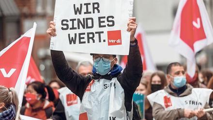 Mit Warnstreiks im gesamten Bundesgebiet hat Verdi in den vergangenen Wochen versucht, Druck auf die Arbeitgeber zu machen. Ein schwieriges Unterfangen in Coronazeiten. 