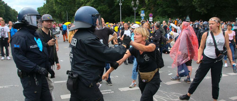 Im Sommer war es wiederholt zu Auseinandersetzungen zwischen der Polizei und Querdenker-Demonstranten gekommen.