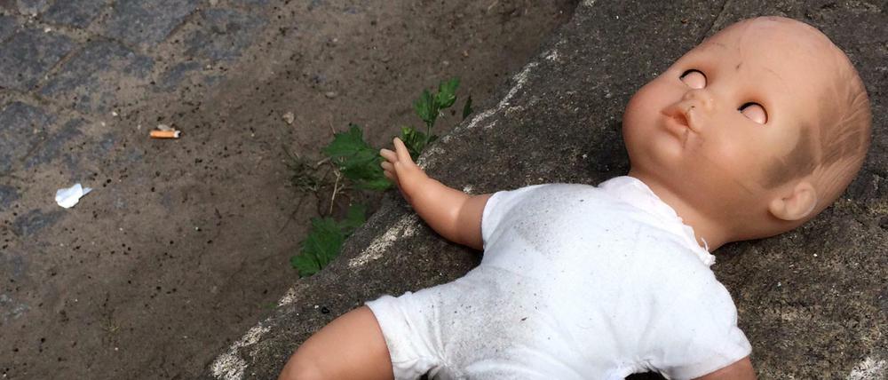 Seine Taten soll der Beschuldigte auf kinderpornografischen Plattformen veröffentlicht haben.