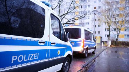 Fahrzeuge der Bundespolizei stehen vor einem Wohnhaus in der Landsberger Allee. Die Bundespolizei durchsucht seit dem frühen Mittwochmorgen 41 Objekte in drei Bundesländern im Zusammenhang mit dem Verdacht auf Schleuserkriminalität und der Vermittlung von Scheinvaterschaften. Schwerpunkt der Razzien ist mit 38 Objekten Berlin, wie ein Polizeisprecher am Morgen sagte.