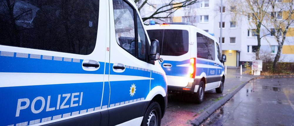Fahrzeuge der Bundespolizei stehen vor einem Wohnhaus in der Landsberger Allee. Die Bundespolizei durchsucht seit dem frühen Mittwochmorgen 41 Objekte in drei Bundesländern im Zusammenhang mit dem Verdacht auf Schleuserkriminalität und der Vermittlung von Scheinvaterschaften. Schwerpunkt der Razzien ist mit 38 Objekten Berlin, wie ein Polizeisprecher am Morgen sagte.