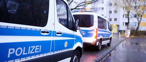 Fahrzeuge der Bundespolizei stehen vor einem Wohnhaus in der Landsberger Allee. Die Bundespolizei durchsucht seit dem frühen Mittwochmorgen 41 Objekte in drei Bundesländern im Zusammenhang mit dem Verdacht auf Schleuserkriminalität und der Vermittlung von Scheinvaterschaften. Schwerpunkt der Razzien ist mit 38 Objekten Berlin, wie ein Polizeisprecher am Morgen sagte.