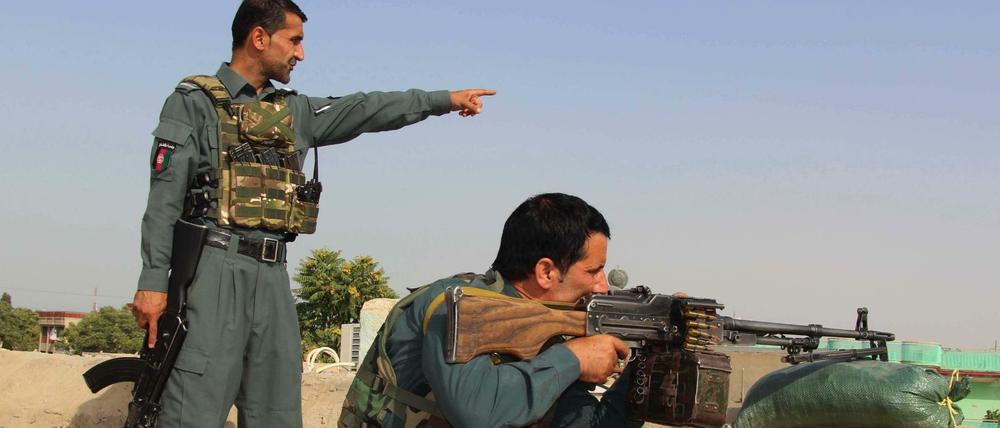 Mitglieder der afghanischen Sicherheitskräfte. Die USA, die Europäische Union und weitere Staaten sind besorgt über Berichte von Menschenrechtsorganisationen, nach denen in Afghanistan ehemalige Sicherheitskräfte verschwunden sind oder exekutiert wurden.