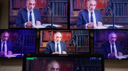 Der Rechtsextreme Eric Zemmour bei seiner Videobotschaft am Dienstag.