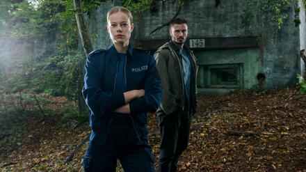 Die Kommissaranwärterin und der Neonazi-Aussteiger. Die Liebesgeschichte von Julia (Emma Bading) und Nick (Jannik Schümann) wird von den Aktivitäten von Rechtsterroristin Ira und ihrer Kinder-Armee überschattet. 