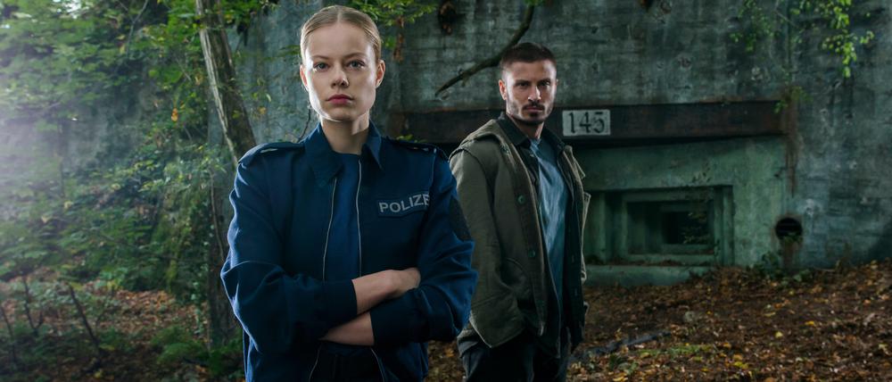 Die Kommissaranwärterin und der Neonazi-Aussteiger. Die Liebesgeschichte von Julia (Emma Bading) und Nick (Jannik Schümann) wird von den Aktivitäten von Rechtsterroristin Ira und ihrer Kinder-Armee überschattet.