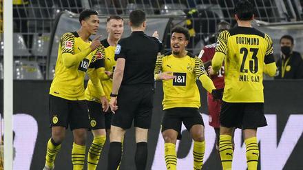 Keine Chance. Die Dortmunder versuchten es zwar, konnten Felix Zwayer aber nicht umstimmen.