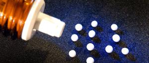 Basis für homöopathische Arzneimittel können pflanzliche, mineralische und tierische Substanzen sein. Die extrem verdünnten Stoffe werden zum Beispiel in Form von Kügelchen (Globuli) verabreicht. 