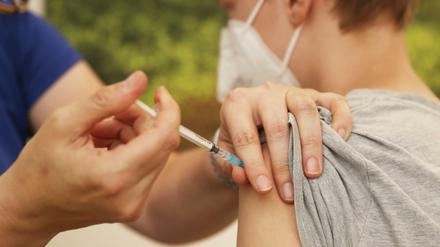 Eine Kinderärztin impft einen Jungen mit dem Corona-Impfstoff Comirnaty von Biontech-Pfizer.