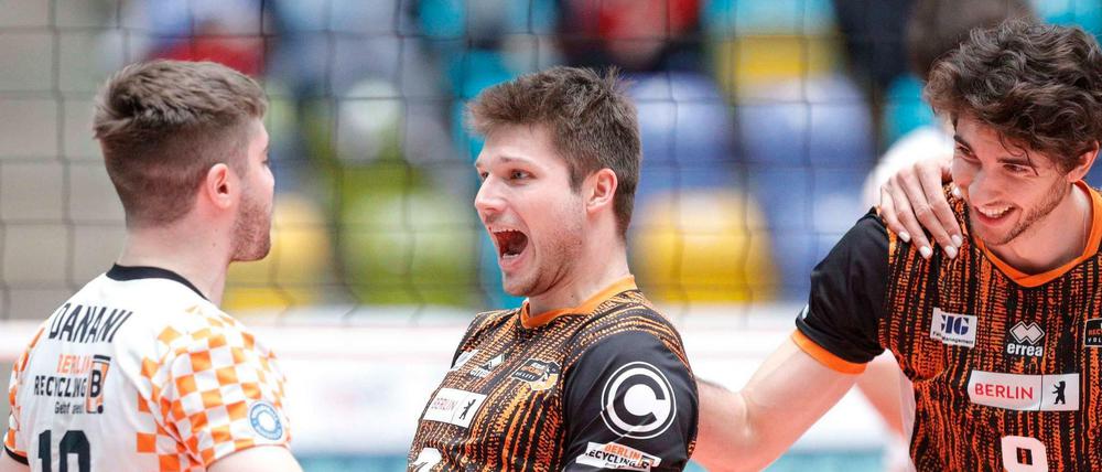 Santiago Danani, Ruben Schott und Timothee Carle (v.l.n.r.) freuen sich auf die Champions League.