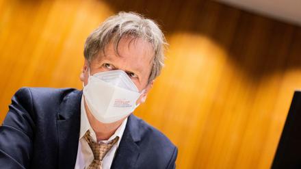 Jörg Kachelmann, Wetterexperte, sitzt im Untersuchungsausschuss zur Hochwasserkatastrophe und wird als Zeuge befragt.