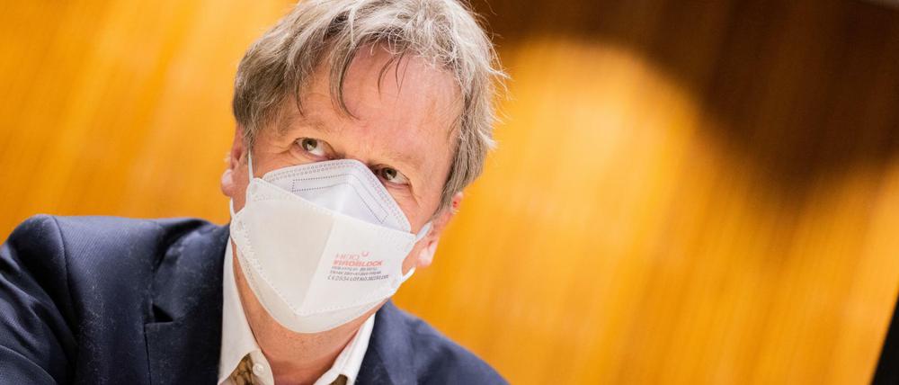 Jörg Kachelmann, Wetterexperte, sitzt im Untersuchungsausschuss zur Hochwasserkatastrophe und wird als Zeuge befragt.