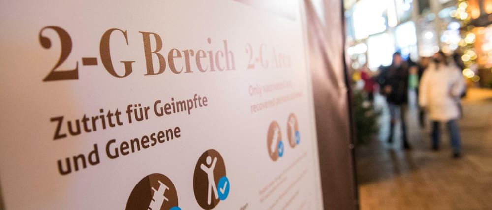 Passanten in einer Hamburger Einkaufsstraße: Der dortige Einzelhandel rechnet wegen der 2G-Regel mit Schlangen vor den Geschäften und ausbleibender Kundschaft.