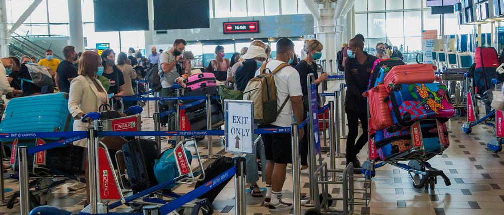 Abreise am Flughafen Kapstadt: Viele Urlauber wollen weg.