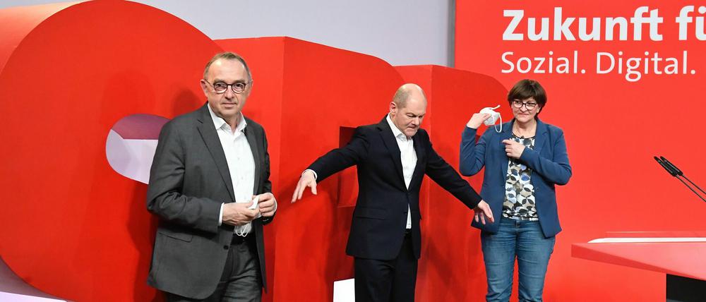 Kommt an meine Seite: Olaf Scholz mit den Parteichefs Saskia Esken und Norbert Walter-Borjans, der nicht mehr antritt.