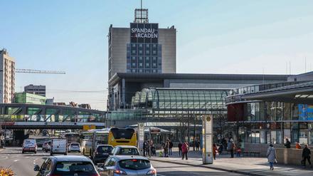Das Zentrum von Spandau am Rathaus mit Arcaden, Bahnhof und Busknoten.