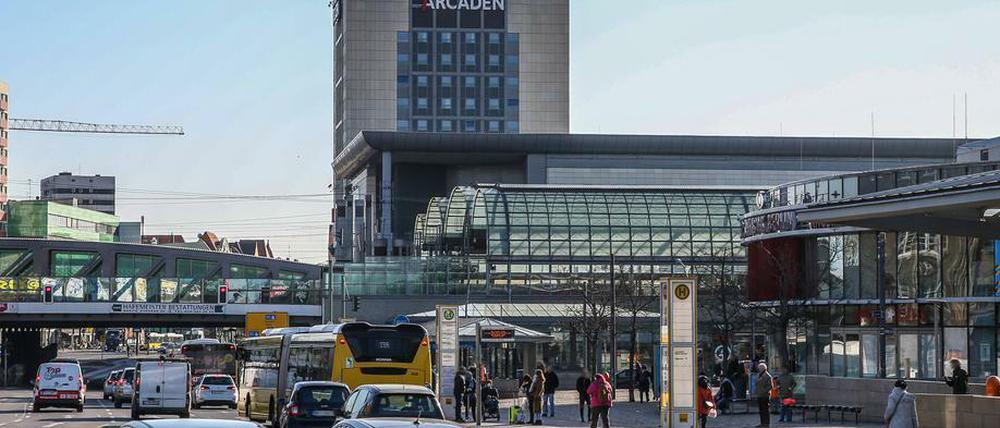 Das Zentrum von Spandau am Rathaus mit Arcaden, Bahnhof und Busknoten.